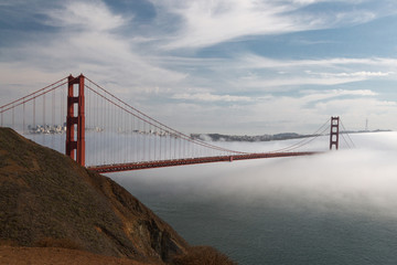 Fototapeta na wymiar Die Golden Gate Bridge halb im Nebel