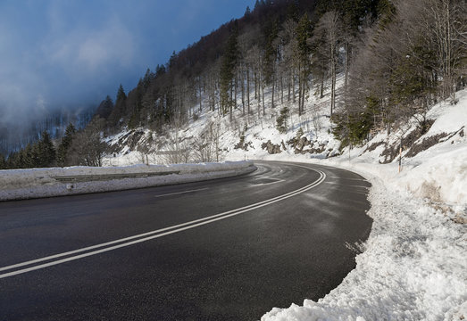 Verschneite Landstraße im Schwarzwald am Feldberg