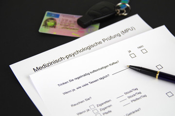 Fragebogen Medizinisch-psychologische Prüfung MPU mit Führerschein und Autoschlüssel