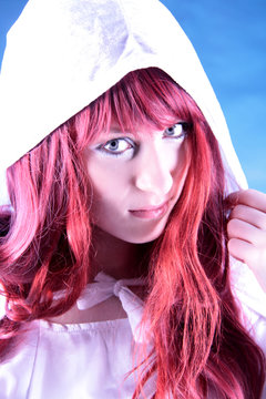 Eine junge Frau mit rotem Haar unter weißer Kapuze