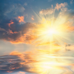 Obraz na płótnie Canvas Sunset over sea with reflection