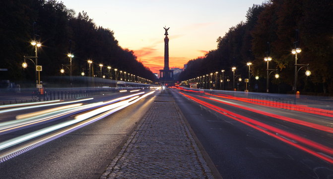 Stra&szlig;e des 17. Juni in Berlin mit Siegess&auml;ule