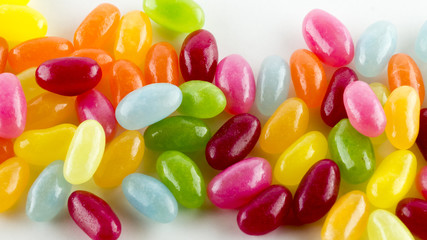 Ostereier auf wei&szlig;em Hintergrund