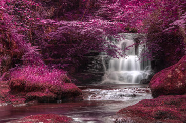 Obrazy na Szkle  Piękny alternatywny kolorowy surrealistyczny krajobraz wodospadu