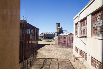 Obraz premium SANTA FE - 18 PAŹDZIERNIKA: Kultowe bunty więzienne stanu Nowy Meksyk z 2 i 3 lutego 1980 roku. Budynki i tereny otaczają ohydne pozostałości w Santa Fe w Nowym Meksyku.