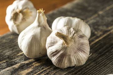heads of garlic on the table