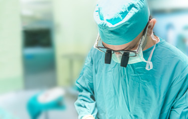 Surgeon operating wth magnification lupes