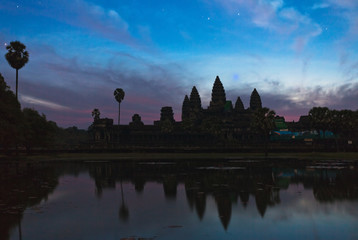Fototapeta premium angkor wat temple at night
