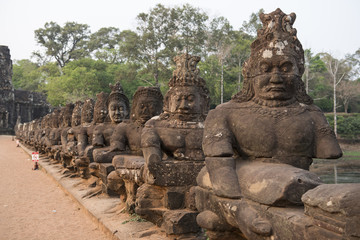 Fototapeta na wymiar Ruinas y templos de Angkor Wat, estatuas de guardianes de piedra en Angkor Thom. Camboya. 