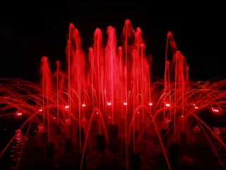 Photo sur Plexiglas Fontaine A beautiful fountain with red illumination