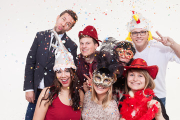 Junge Leute machen Foto vor Photobooth