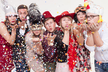 Junge Leute machen Foto vor Photobooth