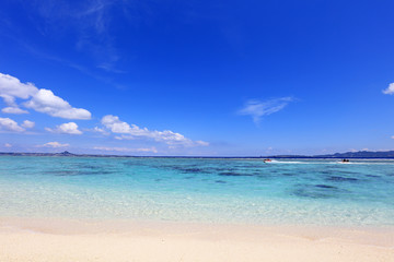 Obraz na płótnie Canvas 美しい沖縄のビーチと夏空
