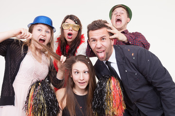 Lustige Freunde machen Foto vor Fotobox