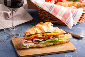 Sandwich prepared from croissant