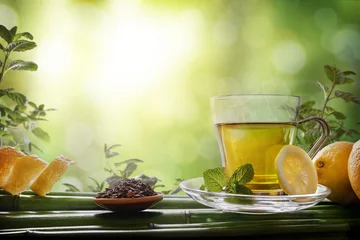 Deurstickers Thee Oosterse groene thee met munt en citroenen op bamboefront