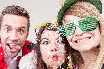 Freunde machen lustiges Foto vor Photobooth
