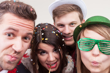 Freunde machen lustiges Foto vor Photobooth