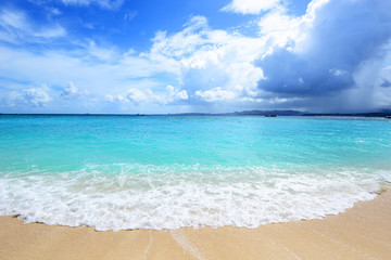 沖縄の美しいビーチと入道雲
