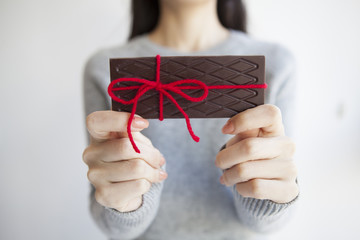 Women have to hand the plate chocolate