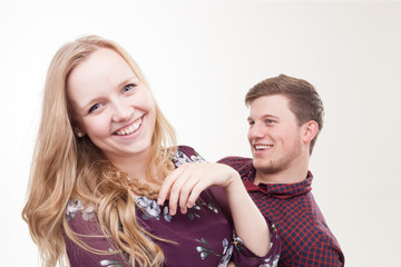 Junge Leute machen verrücktes Bild vor der Fotobox