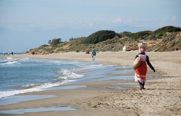 Mujer africana en la playa