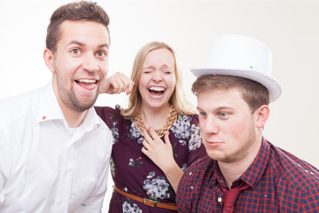 Junge Leute machen verrücktes Bild vor der Fotobox