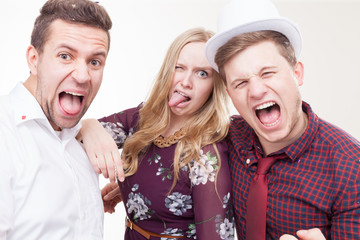 Junge Leute machen verrücktes Bild vor der Fotobox