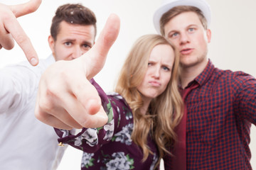 Junge Leute machen verrücktes Bild vor der Fotobox