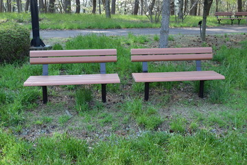公園のベンチ／山形県庄内平野の公園で、公園のベンチを撮影した写真です。