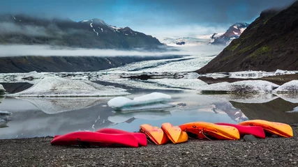 Papier Peint photo Glaciers Kayaking on a cold lake near a glacier in Iceland