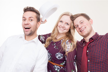 Junge Leute machen verrücktes Bild vor der Fotobox