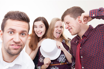 Junge Leute machen verrücktes Bild vor der Fotobox