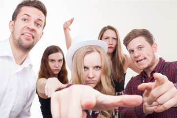 Obraz premium Junge Leute machen verrücktes Bild vor der Fotobox