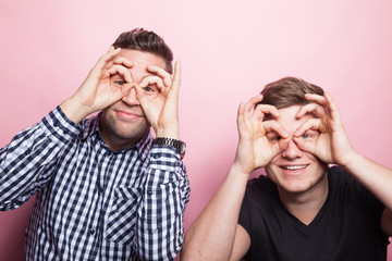 Zwei junge Männer posieren