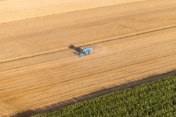 Obraz premium aerial view of combine on harvest field