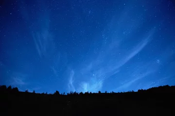Deurstickers Nacht Blauwe donkere nachtelijke hemel met sterren.