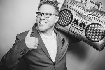 Junger Mann mit Kofferradio