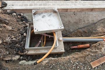 Netzausbau - Verlegen neuer Glasfaserkabel in einem Betonschacht