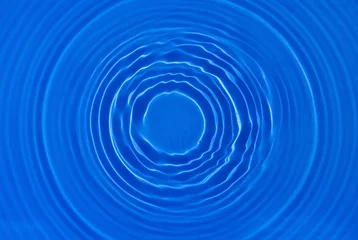 Foto op Plexiglas Water Omcirkel de reflecties van de zon in het zwembadwater van bovenaf.
