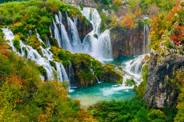 Obrazy  Szczegółowy widok pięknych wodospadów w słońcu w Parku Narodowym Plitvice, Chorwacja