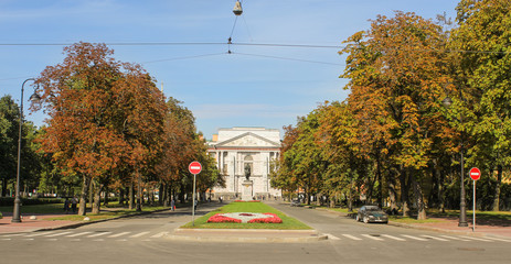 Fototapeta na wymiar The road to the Mikhailovsky Castle.