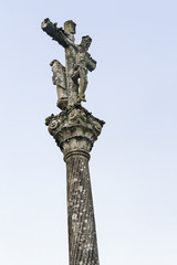 Fototapeta na wymiar Antiguo crucifijo de piedra
