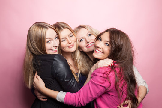 Gruppe junger Frauen macht Partyfoto
