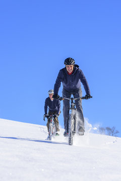 Abfahrt mit dem Mountainbike im Schnee