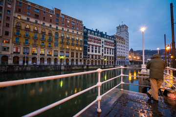 mirando al antiguo rascacielos de bilbao