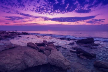 Foto op Plexiglas Wild rotsachtig strand bij zonsopgang © vvvita
