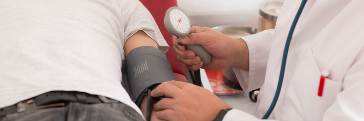blutdruckmessung beim patienten