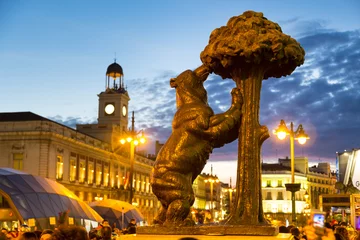 Poster Standbeeld van beer op Puerta del Sol, Madrid, Spanje. © kasto