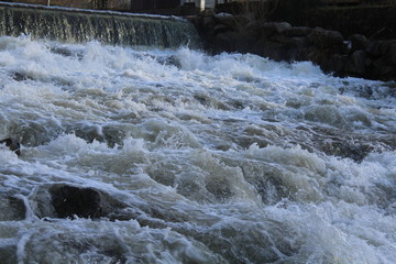 Staustufe in einem Fluss
